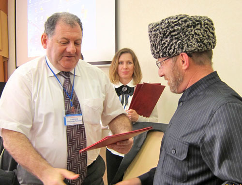 Ректор ПГЛУ Александр Горбунов и муфтий Кабардино-Балкарии Хазретали Дзасежев  во время подписания соглашения о сотрудничестве. На заднем плане - Валентина Лаза, директор Института государственно-конфессиональных отношений ПГЛУ. Пятигорск, 1 июня 2012. Фото Аси Капаевой для "Кавказского узла"