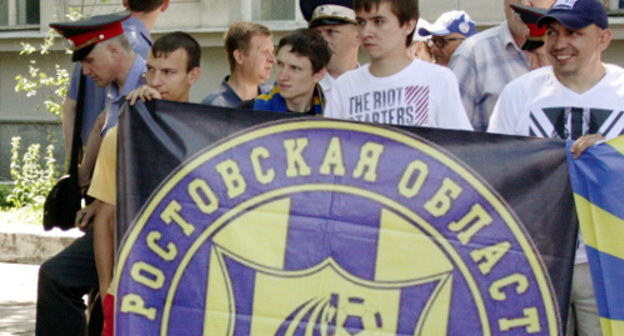 Участники пикета болельщиков футбольного клуба «Ростов» (ранее – "Ростсельмаш") против гендиректора клуба Юрия Белоуса. Ростов-на-Дону, 3 июня 2012 г. Фото Олеси Диановой для "Кавказского узла"

