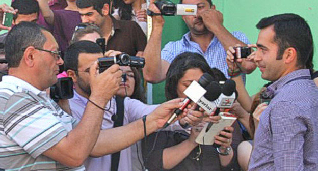 Бахтияр Гаджиев дает интервью журналистам после условно-досрочного освобождения. Азербайджан, 4 июня 2012 г. Фото ИА "Туран"