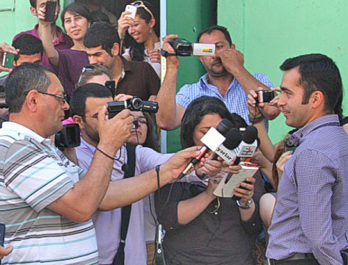Бахтияр Гаджиев дает интервью журналистам после условно-досрочного освобождения. Азербайджан, 4 июня 2012 г. Фото ИА "Туран"