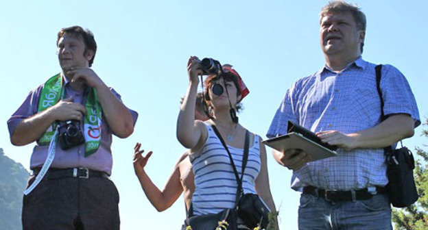 Сергей Митрохин (справа) и активисты «Яблока» во время инспекции заповедника Большой Утриш возле города-курорта Анапы. Краснодарский край, 3 июня 2012 г. Фото Андрея Кошика для "Кавказского узла"
