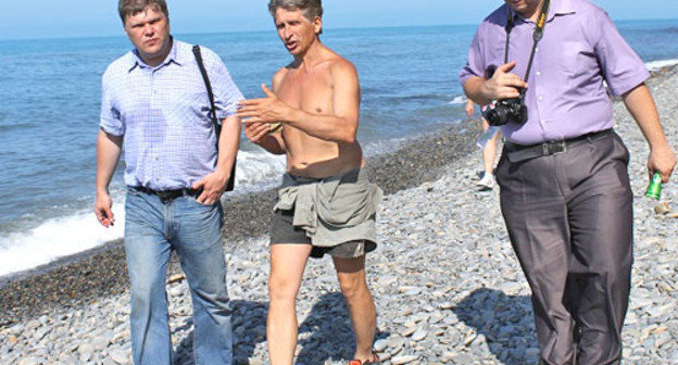 Сергей Митрохин (слева) и активисты «Яблока» во время инспекции по черноморскому побережью города-курорта Анапы. Краснодарский край, 3 июня 2012 г. Фото Андрея Кошика для "Кавказского узла"
