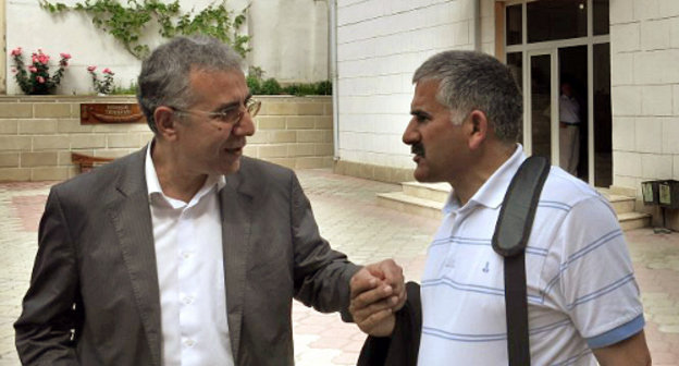 Интигам Алиев (слева) у здания суда после завершения слушания дела Гаджиева в Баку, 21 мая 2012 г. Фото: Амунд Треллевик, фонд «Дом прав человека».