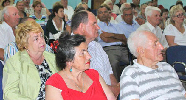 Обсуждение экологических проблем города-курорта Анапы  в зале Центра народной культуры «Родина». На снимке:  на встречу пришли депутаты местного совета, гражданские активисты, сотрудники администрации. Краснодарский край, 4 июня 2012 г. Фото Никиты Серебрянникова для "Кавказского узла"