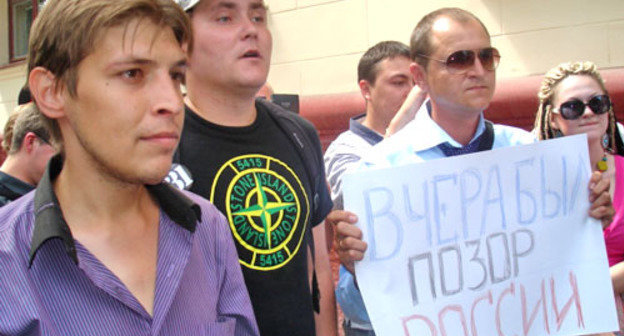 Активисты движения «За честные выборы» Сергей Мазанов, Леонид Махиня и Николай Беликов (справа налево) на народном сходе против принятого госдумой закона о митингах. Волгоград, 6 июня 2012 г. Фото Татьяны Филимоновой для «Кавказского узла»