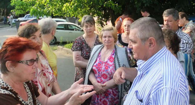 Участники схода жителей на месте уничтоженного детского сада по улице Туапсинской. Сочи, 6 июня 2012 г. Фото Светланы Кравченко для "Кавказского узла"