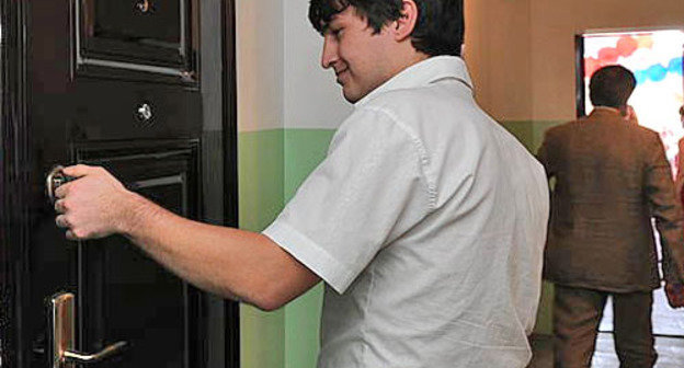 Дети-сироты получили ключи от новых квартир. Махачкала, 7 июня 2012. Фото Альберта Токаева для "Кавказского узла"
