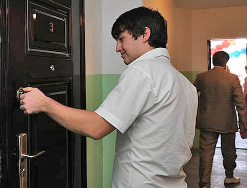 Дети-сироты получили ключи от новых квартир. Махачкала, 7 июня 2012. Фото Альберта Токаева для "Кавказского узла"
