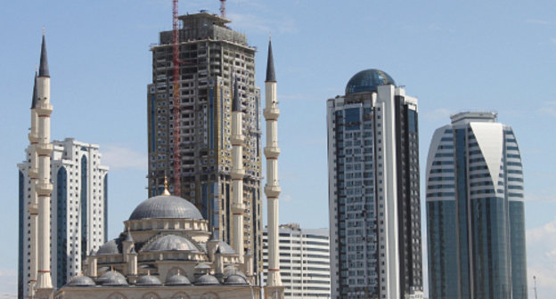 Чечня, Грозный, мечеть "Сердце Чечни" на фоне комплекса "Грозный-Сити". Август 2011 г. Фото: "Чеченский сайт для детей и родителей", www.gakish.com