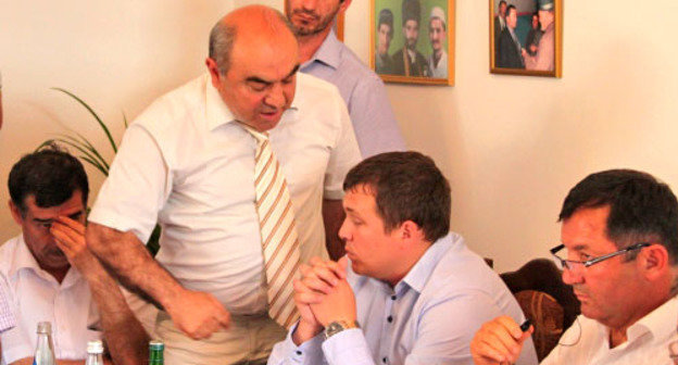 Депутат парламента Дагестана от "Справедливой России" Айтемир Сатираев (слева) нападает на сотрудника департамента по работе с регионами центрального аппарата «Справедливой России» Сергея Шатилова. Махачкала, 2 июня 2012 г. Фото Магомеда Ахмедова для "Кавказского узла"