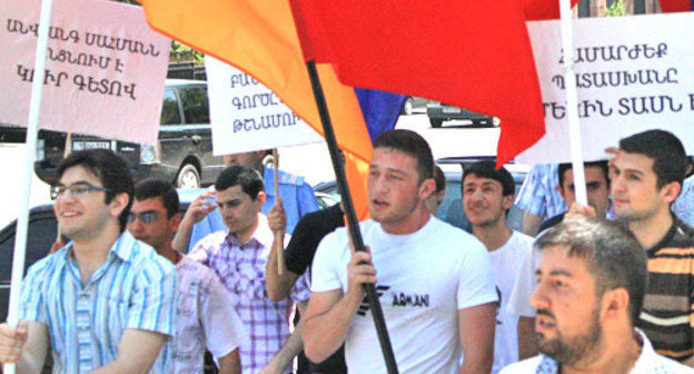 Протестное шествие в связи с обострением ситуации на линии соприкосновения вооруженных сил Армении и Азербайджана. Ереван, 7 июня 2012 г. Фото Армине Мартиросян для "Кавказского узла"