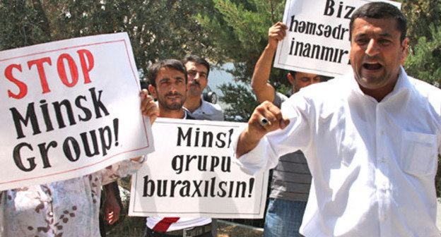 Несанкционированную акцию перед представительством ООН в Баку провели активисты Организации освобождения Карабаха. Азербайджан, 7 июня 2012 г. Фото ИА "Туран"