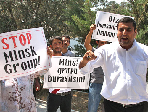 Несанкционированную акцию перед представительством ООН в Баку провели активисты Организации освобождения Карабаха. Азербайджан, 7 июня 2012 г. Фото ИА "Туран"