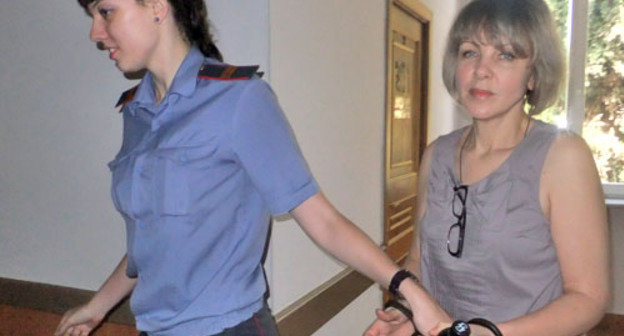 Елену Спасскую под конвоем и в наручниках ведут в зал судебного заседания. Сочи, 7 июня 2012 г. Фото Светланы Кравченко для "Кавказского узла"