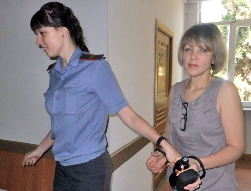 Елену Спасскую под конвоем и в наручниках ведут в зал судебного заседания. Сочи, 7 июня 2012 г. Фото Светланы Кравченко для "Кавказского узла"