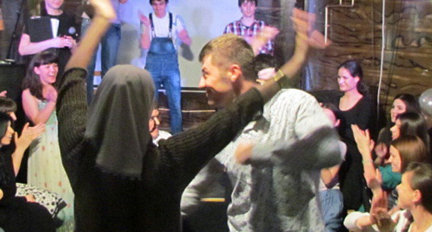 Участники встречи в рамках лектория "Лицом к лицу" познакомились с культурой лезгинов. На снимке: мастер-класс по танцам. Москва, 27 мая 2012 г. Фото Семена Чарного для "Кавказского узла"
