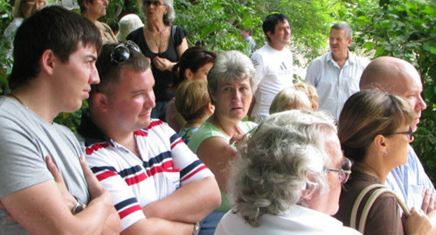 Местные жители не пустили технику к месту предполагаемого строительства ТЭС на реке Кудепста. На снимке: участники протеста. Сочи, 8 июня 2012 г.  Фото участников акции по защите Кудепсты от застройки промышленных объектов