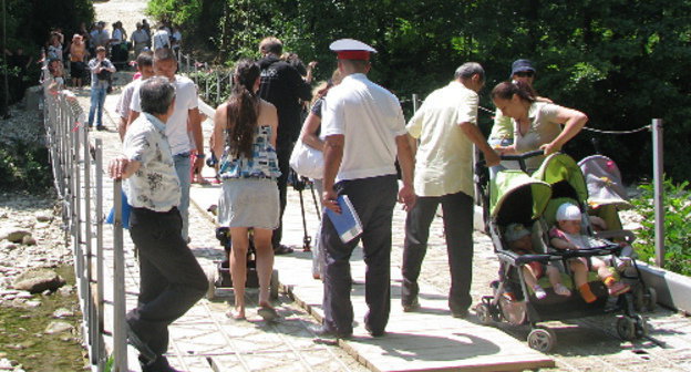 Жители поселка Кудепста собираются на правом берегу реки на акцию против строительства ТЭС. Сочи, 8 июня 2012 г. Фото предоставлено участниками акции