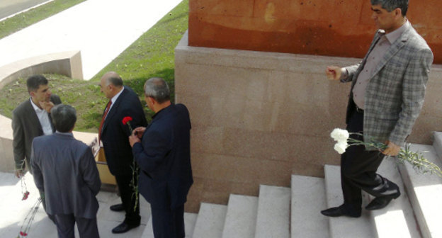 Виталий Баласанян (справа) и члены партии АРФД у мемориального комплекса в Степанакерте во время праздничных мероприятий 8 мая 2012 г. Фото Алвард Григорян для "Кавказского узла"