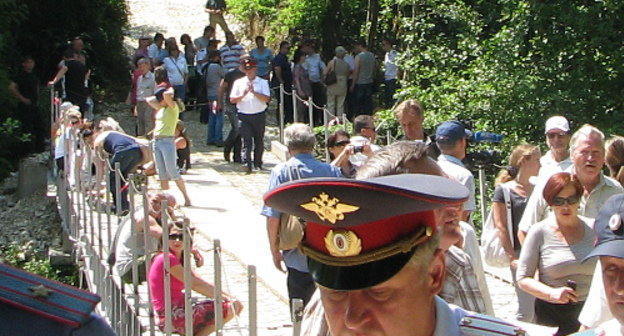 Жители поселка Кудепста собираются на правом берегу реки Кудепста на акцию против строительства ТЭС. Сочи, 8 июня 2012 г. Фото предоставлено участниками акции