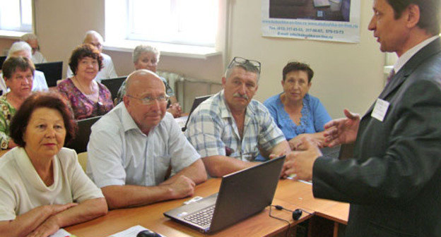 Занятия по  обучению компьютерной грамотности для пенсионеров в  Адыгейском госуниверситете. Адыгея,  Майкоп, 5 мая 2012 г. Фото Олега Чалого для "Кавказского узла"