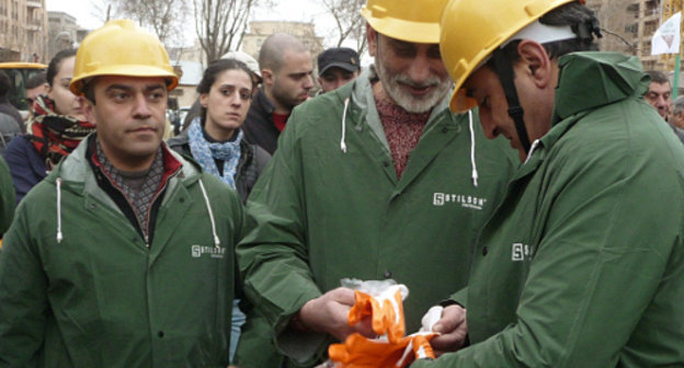 Участники инициативной группы "Бригада" во время акции протеста в парке Маштоца. Ереван, 31 марта 2012 г. Фото Армине Мартиросян для "Кавказского узла"