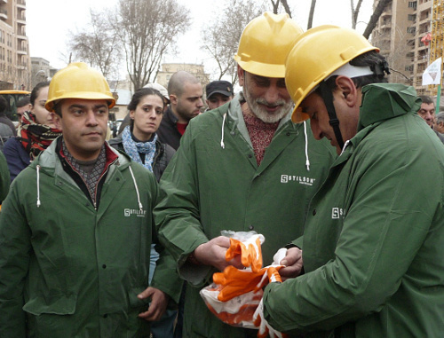 Участники инициативной группы "Бригада" во время акции протеста в парке Маштоца. Ереван, 31 марта 2012 г. Фото Армине Мартиросян для "Кавказского узла"