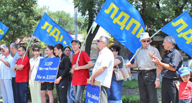 Митинг ЛДПР состоялся во Владикавказе в День России. Северная Осетия, 12 июня 2012 г. Фото Эммы Марзоевой для "Кавказского узла"