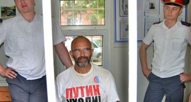 Задержанный активист Виктор Чириков в стационарном  пункте полиции. Краснодар, 12 июня 2012 г. Фото http://vk.com/otkroy_glaza_kuban , 
"Кубань!  Открой глаза!"