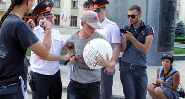 Сотрудники полиции задерживают гражданского активиста Егора Ласкина у памятника казачеству на улице Красной. Краснодар, 12 июня 2012 г. Фото Никиты Серебрянникова для "Кавказского узла"