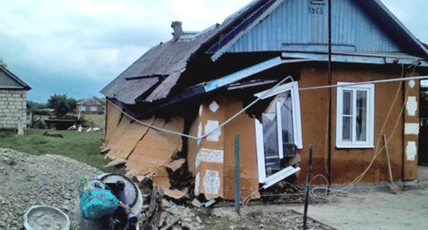 Один из домов, разрушенный во время наводнения. Адыгея, Кошехабльский район. Фото: MustOFF, www.elot.ru