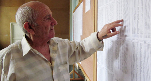 Житель Степанакерта ищет в избирательных списках свою фамилию. Нагорный Карабах, Степанакерт, избирательный участок № 29, 13 июня 2012 г. Фото Алвард Григорян для "Кавказского узла"