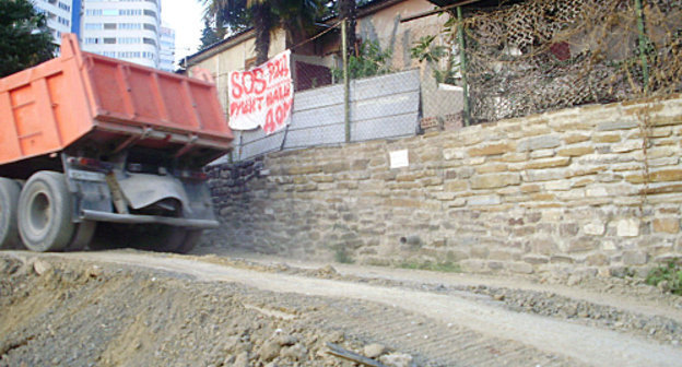 Строительство железнодорожной ветки ведется всего в 30 метрах от дома №1/2 по улице Фабрициуса. Сочи, июнь 2012 г. Фото предоставлено жильцами дома №1/2 
