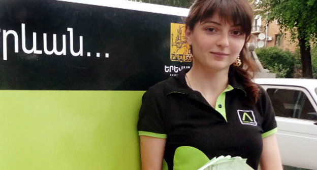 Анна Абрамян у "Стены пожеланий". Армения, Ереван, 16 июня 2012 г. Фото Армине Мартиросян для "Кавказского узла"