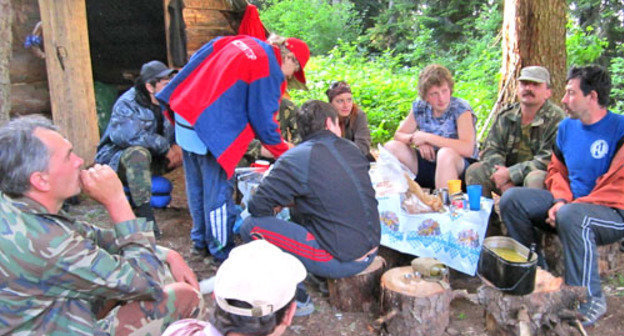 Пятидневная экологическая акция "Чистый лес, чистый родник" прошла на территории природного парка "Большой Тхач. На снимке: участники акции во время отдаха у горы Корыто. Адыгея, 10 июня 2012 г. Фото предоставлено участниками акции