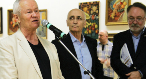 Масут Фаткулин, Владимир Соскиев, Александр Тотоонов на открытии выставки современного искусства Кавказа «Вершины. В ладонях неба» в ЦДХ. Москва, 15 июня 2012 г. Фото Татьяны Гантимуровой для "Кавказского узла"