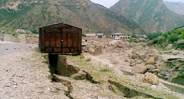 Поврежденный селевым потоком участок дороги "Буйнакск-Гимры". Дагестан, Унцукульский район, 18 июня 2012 г. Фото пресс-службы ГУ МЧС России по Республике Дагестан, www.05.mchs.gov.ru