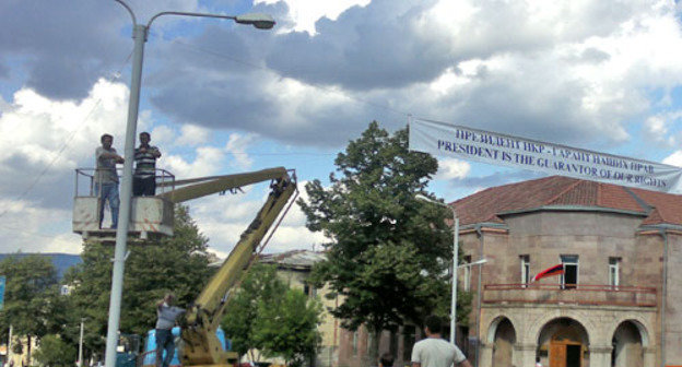 В столице НКР готовятся к президентским выборам - развешивают транспаранты.  Нагорный Карабах, Степанакерт, 19 июня 2012 г. Фото Алварда Григоряна для "Кавказского узла"