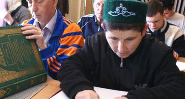 Чтение мусульманской литературы. Фото: Радик Хуснутдинов, http://www.muslimpress.ru 