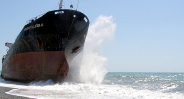 Турецкий сухогруз "Хакки Чиллиоглу" на мели в 150 метрах от причала Пицундского порта. Абхазия, 18 июня 2012 г. Фото УЧС Абхазии