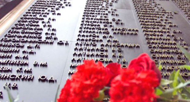 Мемориальная доска жертвам теракта в театральном центре на Дубровке в Москве в октябре 2002 года. Фото Юрия Тимофеева (RFE\RL)