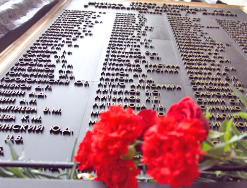 Мемориальная доска жертвам теракта в театральном центре на Дубровке в Москве в октябре 2002 года. Фото Юрия Тимофеева (RFE\RL)