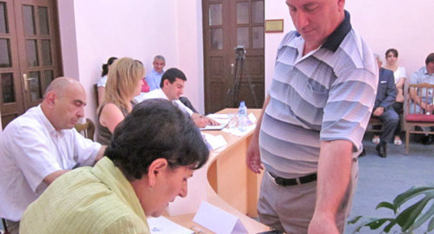 Кандидат в президенты  Аркадий Согомонян во время жеребьевки в ЦИК НКР. Нагорный Карабах, Степанакерт, 20 июня 2012 г. Фото Алварда Григоряна для "Кавказского узла"