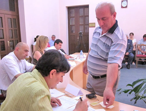 Кандидат в президенты  Аркадий Согомонян во время жеребьевки в ЦИК НКР. Нагорный Карабах, Степанакерт, 20 июня 2012 г. Фото Алварда Григоряна для "Кавказского узла"