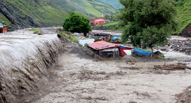 Паводок в селе Ольгетти. Ингушетия, Джейрахский район, 19 июня 2012 г. Фото  пресс-службы ГУ МЧС России по Республике Ингушетия, www.06.mchs.gov.ru