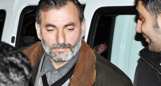 Неймат Панахлы (в центре) в день вынесения судом решения о его аресте. Баку, 10 января 2011 г. Фото: www.irfs.az