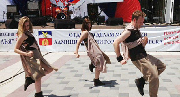Коллектив уличных танцоров выступает на фестивале "Артпарад" в Пятигорске. 16 июня 2012 г. Фото Ражапа Мусаева