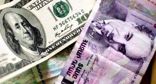 Доллары и драмы. Фото: NAZIK ARMENAKYAN, www.armenianow.com