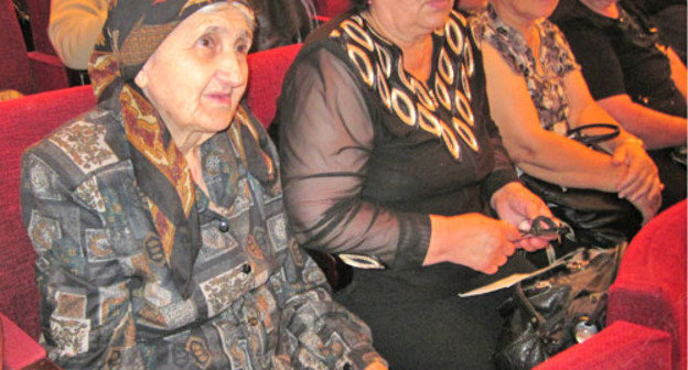 Cтартовала агитационная кампания по выборам президента в Нагорном Карабахе. На снимке: ветеран ВОВ во время встречи  с кандидатом в президенты Бако Саакяном. Степанакерт, 20 июня 2012 г. Фото Алвард Григорян для "Кавказского узла"