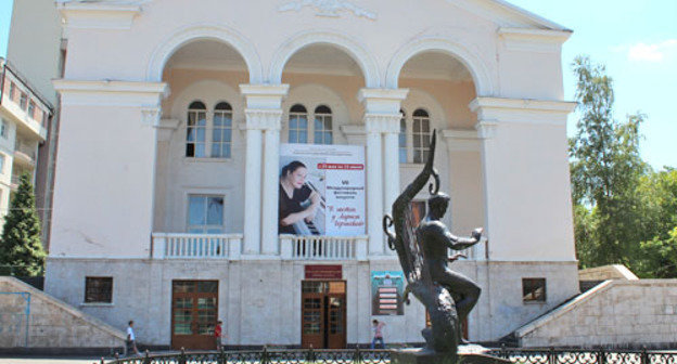 Здание Театра оперы и балета, где проходит седьмой  международный фестиваль искусств " В гостях у Ларисы Гергиевой". Северная Осетия, Владикавказ, 20 июня 2012 г. Фото Эммы Марзоевой для "Кавказского узла"